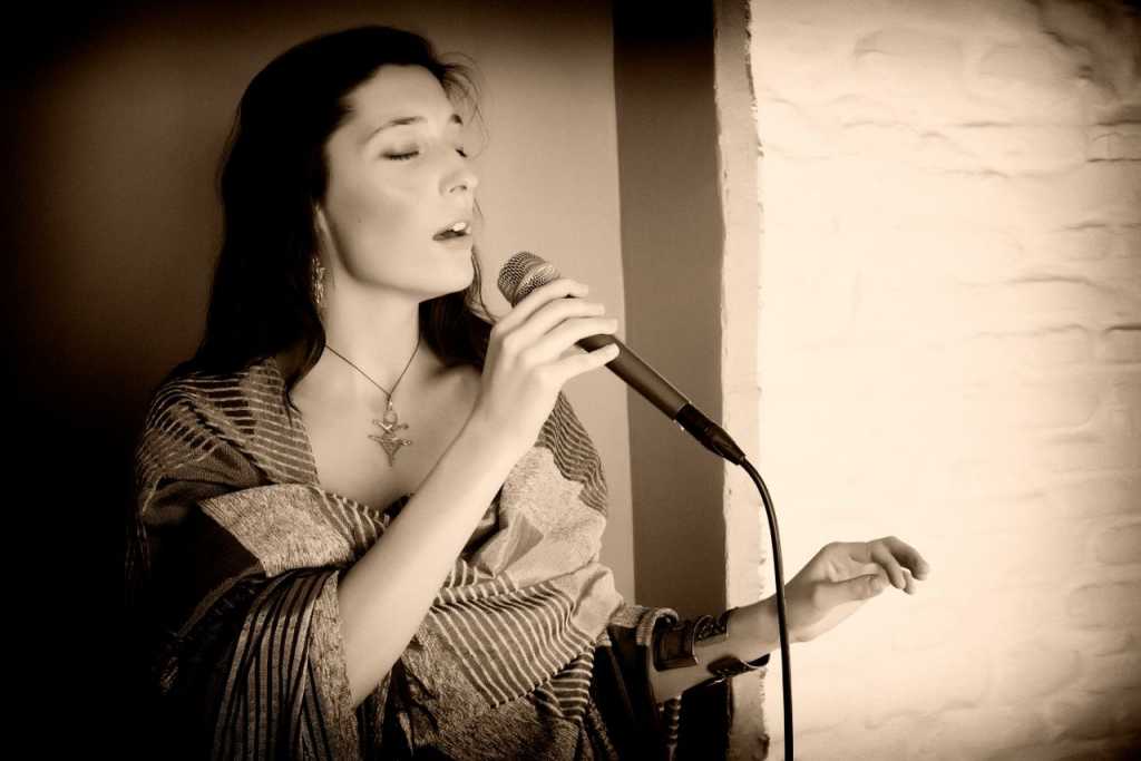 SINGING HINDI ZAHRA 1 Milda Arche (1)